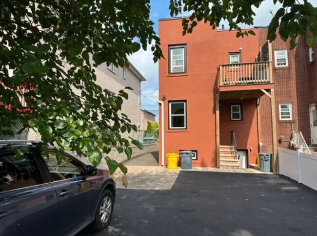Building Photo - 312 Roff Ave