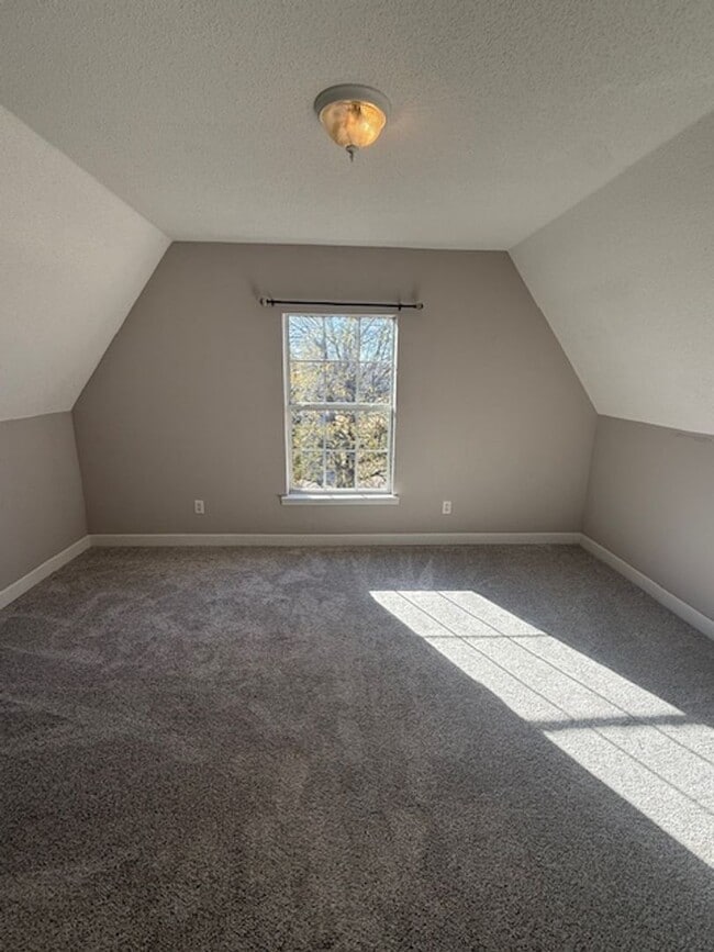 Building Photo - 3 bed 2 bath home with a large bonus room and an additional room that would be perfect for an off...