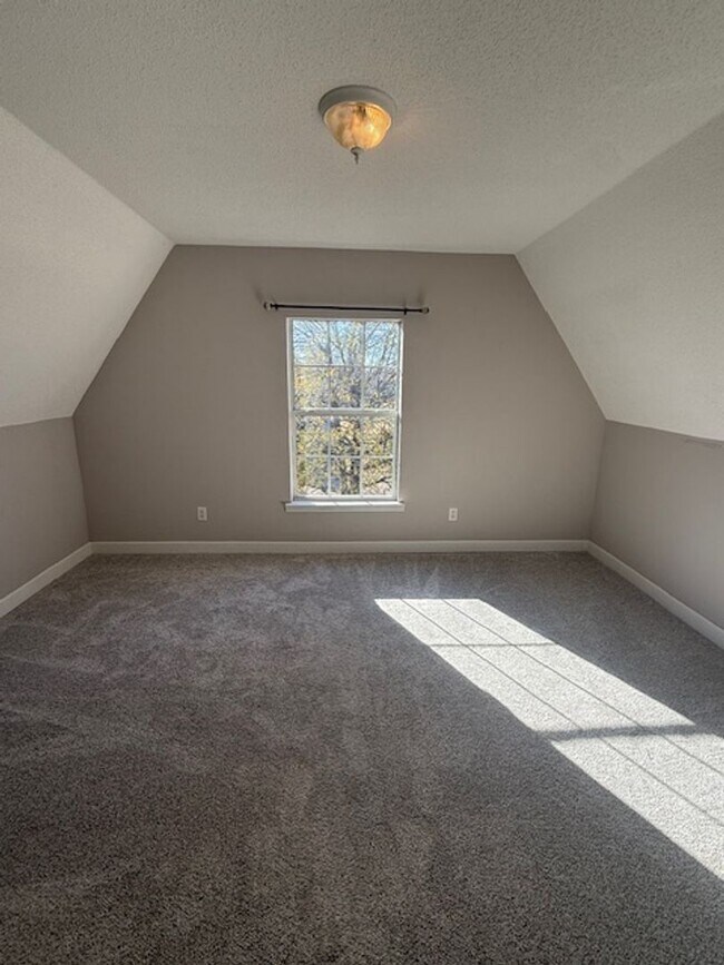 Foto del edificio - 3 bed 2 bath home with a large bonus room and an additional room that would be perfect for an off...