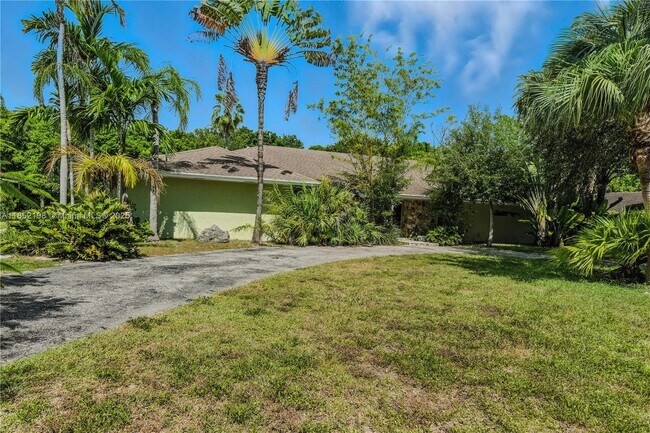 Building Photo - 17900 SW 77th Ave