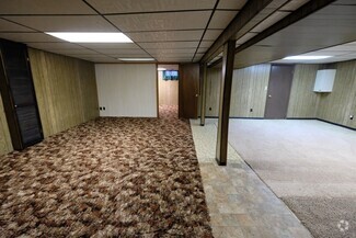 Building Photo - 1405 S Oak St