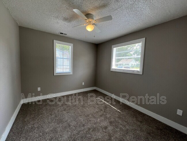 Foto del edificio - 4062 Wales Ave