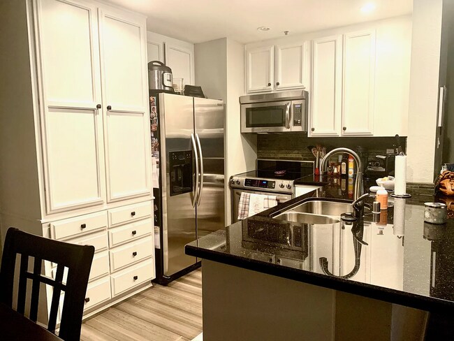Foto del edificio - Beautiful Fully-Furnished Upscale  Condo C...