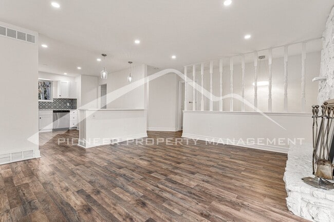 Building Photo - Gorgeous Home with Fenced Yard and 2 Car G...