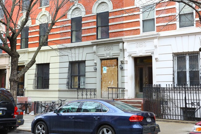 Foto del edificio - 239 W 137th St