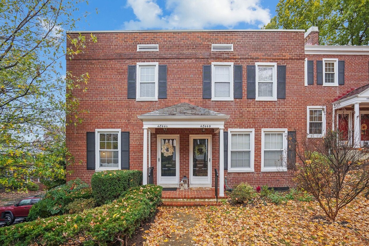 Foto principal - Your dream rental in Fairlington Village a...