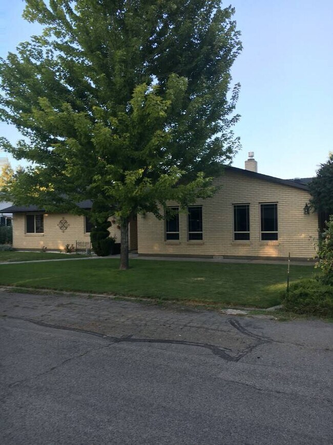 Foto del edificio - 2224 N Bryson Rd