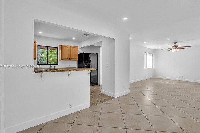 Building Photo - 5012 SW 40th Ave