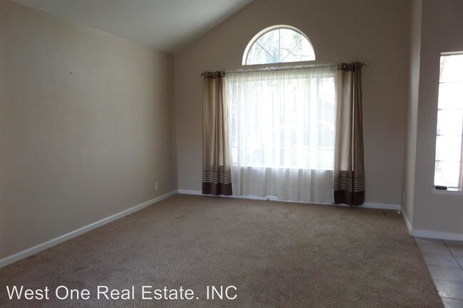 Building Photo - 800 Kings Canyon Ct