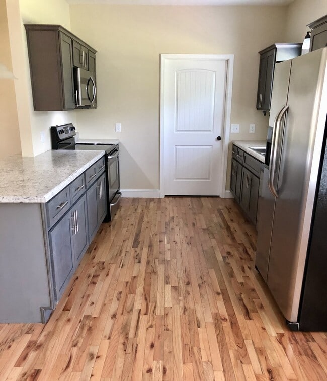 Foto del edificio - " 3-Bed  2 bath Oasis with Granite Elegance & Gleaming Hardwood in Cookeville!"