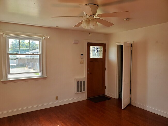 Foto del edificio - 2411 Patane Ave