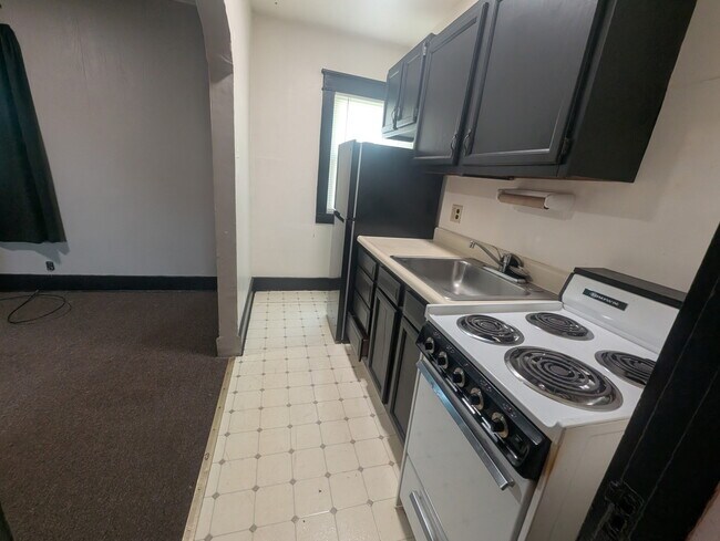 Kitchen - 713 Victoria Ave