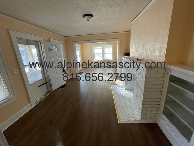 Building Photo - South KC Home, Nice Block!