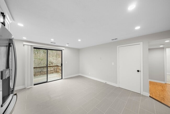 Building Photo - 44 Pinebrook Ln