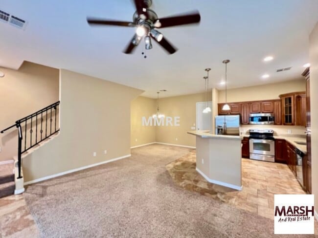 Foto del edificio - Very nice 3 bedroom town home with 2 car garage &amp; community pool in downtown Chandler!