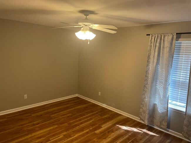 Building Photo - BEAUTIFUL 3/3 TOWNHOME FOR $1550