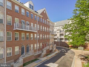Building Photo - 2665 Manhattan Pl
