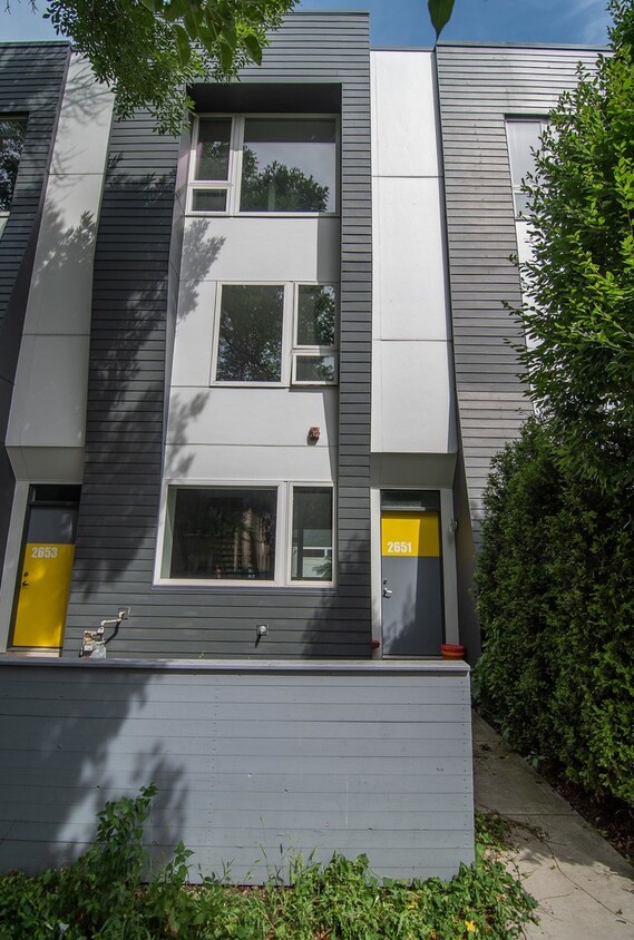 Primary Photo - 2651 N Hamlin Ave