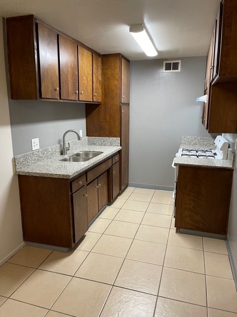Kitchen - 222 Goodman St