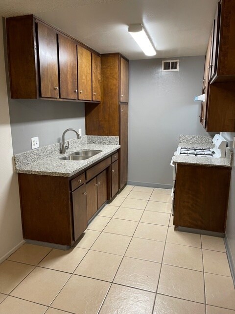 Kitchen - 222 Goodman St