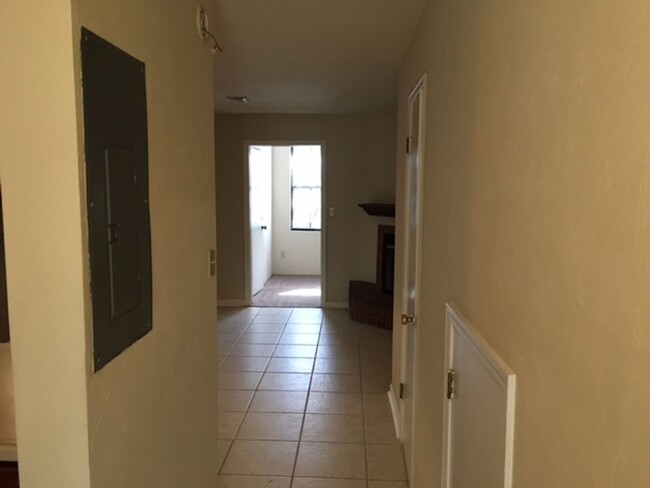 Foto del edificio - 2 Bed, 1.5 Bath Townhome w/ an office Avai...