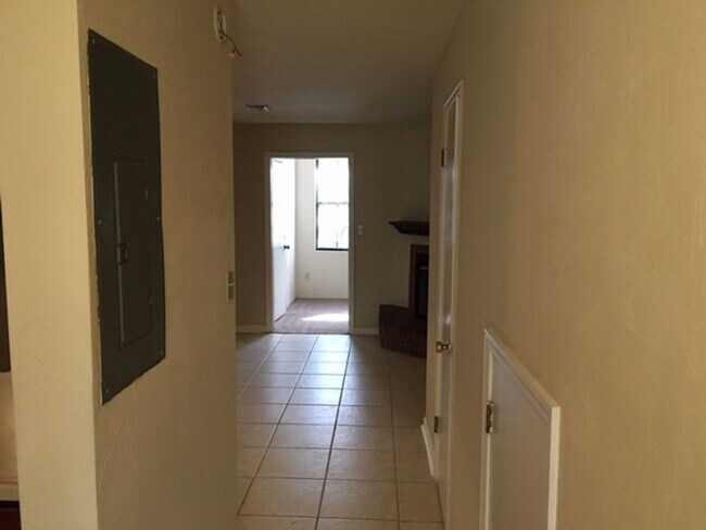 Foto del edificio - 2 Bed, 1.5 Bath Townhome w/ an office Available NOW!