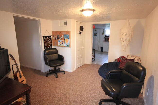 Building Photo - Cute 2 Bed/1 Bath Basement Apartment super...