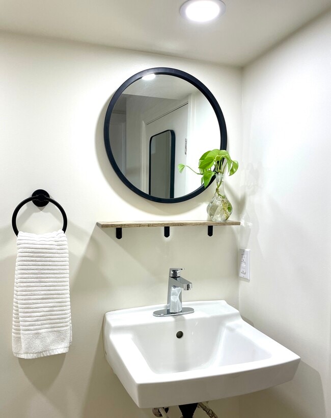 Bathroom 1.0 - 51 Campbell Av