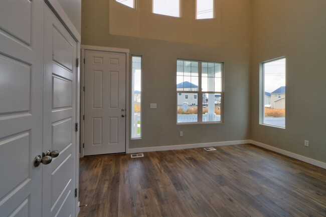 Building Photo - Home in Newer Spanish Fork Development!