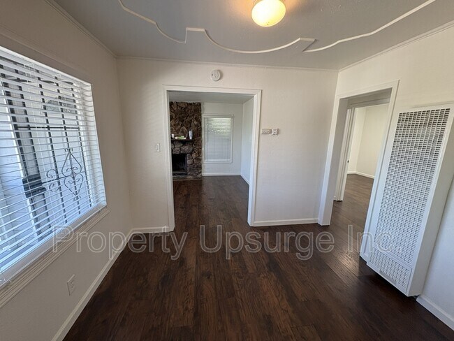 Building Photo - 104 E 6th St