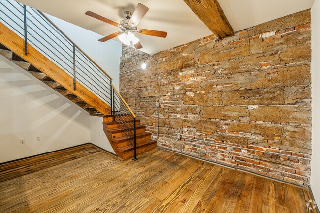 2 habitaciones, 2 baños - 872 pies cuadrados - Sala de estar - Smokehouse Lofts