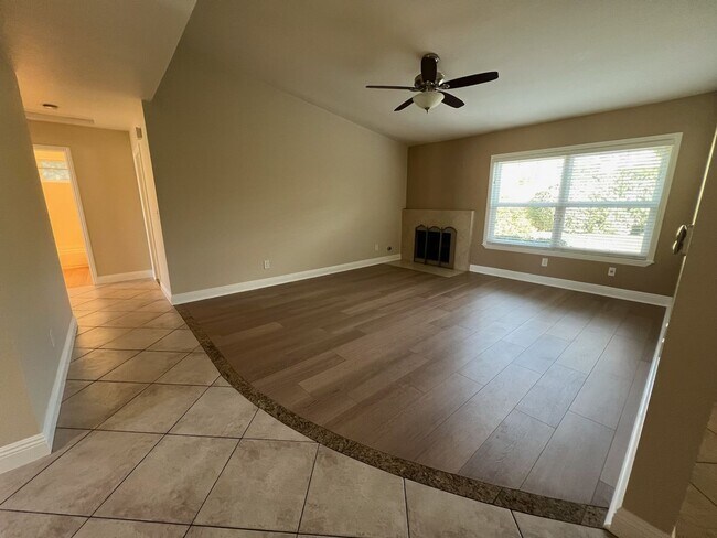Building Photo - 3 bed, 2 bath single story home in East Si...
