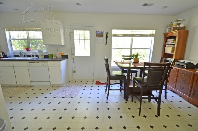 Building Photo - Three Bedroom Home in Park West
