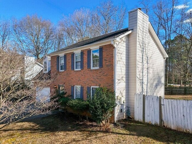 Photo - 1479 Millstream Trail NW House