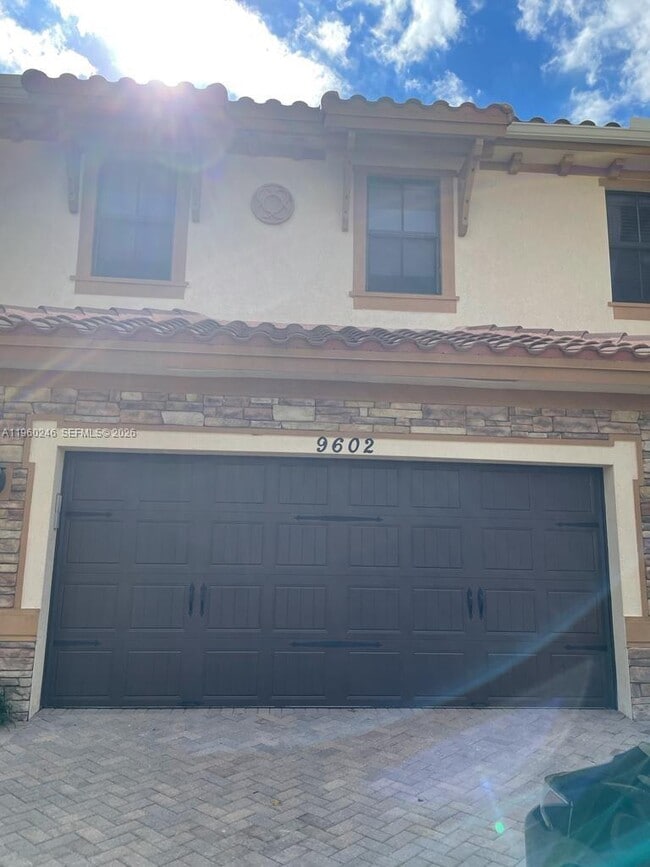 Building Photo - 9602 Town Parc Cir S