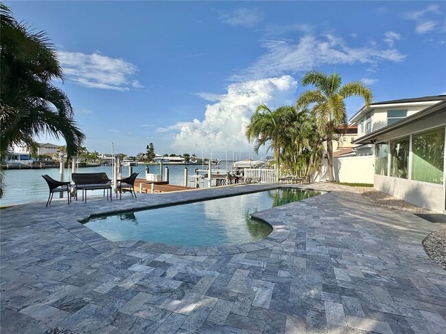 Building Photo - 320 Palm Island NE