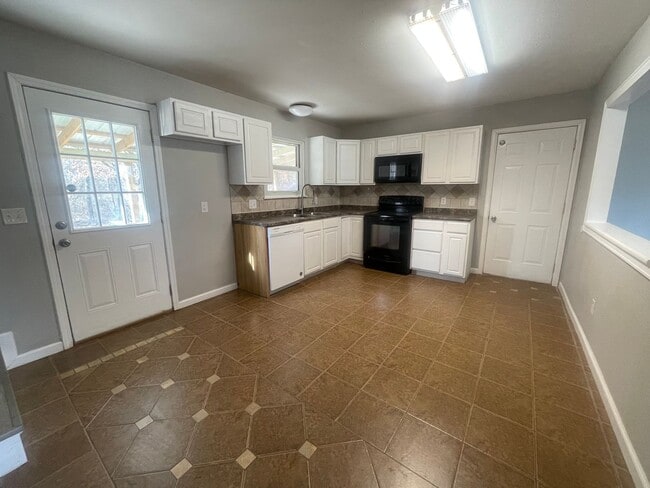 Foto del edificio - 4 bedroom 2 full bath home available now!