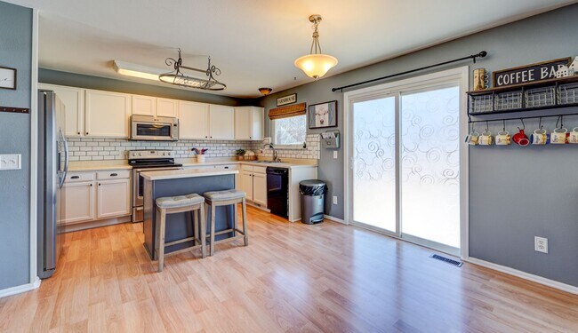 Building Photo - Evolve Real Estate: Available 06/03/2026 Beautiful 3 Bedroom + Loft + Finished Basement in the Po...