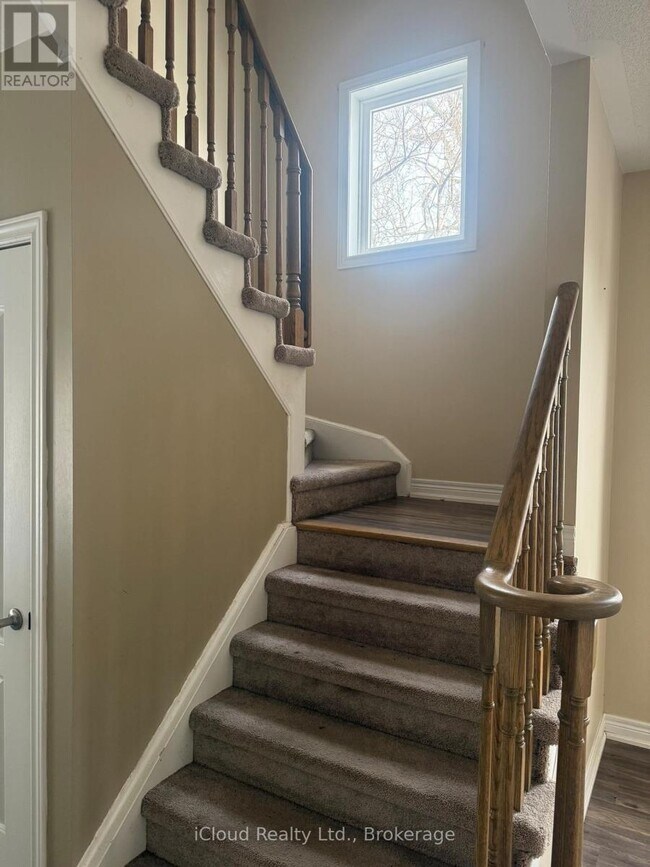 Photo du bâtiment - 294 Pine Ave