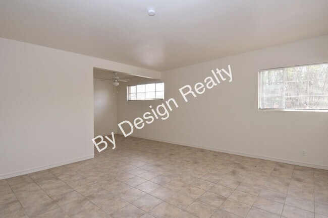 Foto del edificio - Updated 2 Bedroom 1 Bath - Off-Street Parking - Fenced Yard