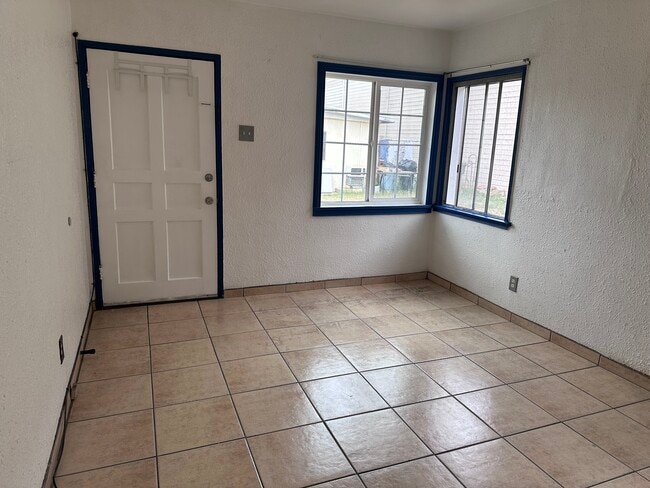 Living Room/Bedroom - 1543 Nicola Ave