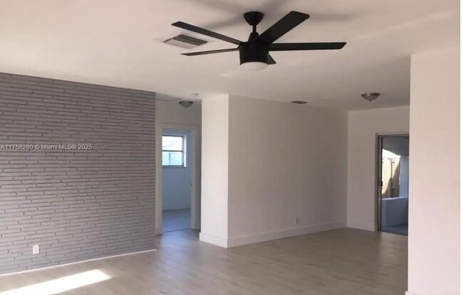 Building Photo - 320 SW 7th Ct