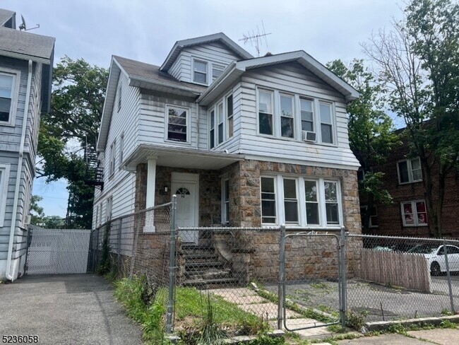 Building Photo - 90 Arsdale Terrace