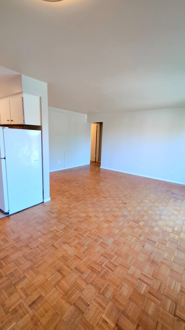 Building Photo - 3015 Sandwich St.