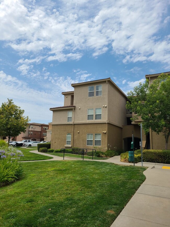 Foto del edificio - Gated 2 Bdrm, 2 Bath Condo in Folsom Madro...