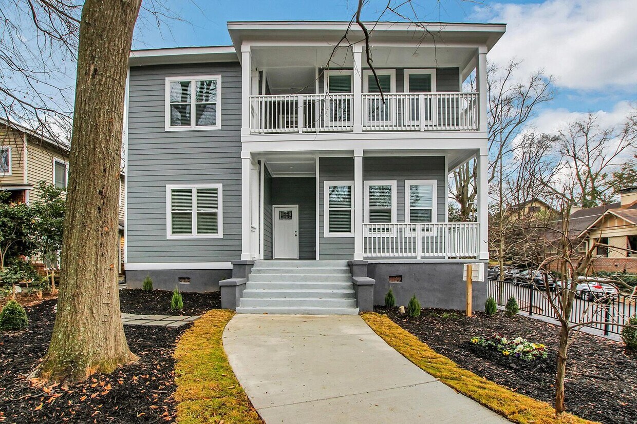 Front Of the Building - 825 Monroe Dr NE