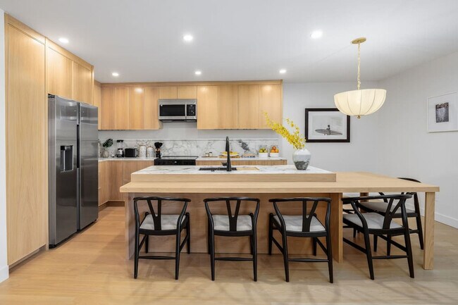 Building Photo - 4747 Marina Dr