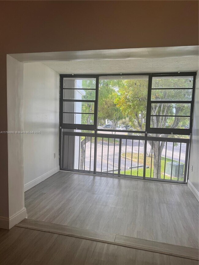 Foto del edificio - 9419 Fontainebleau Blvd