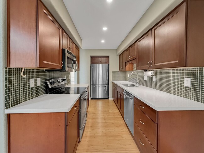 Building Photo - Beautifully Updated Townhome in a Prime Lo...