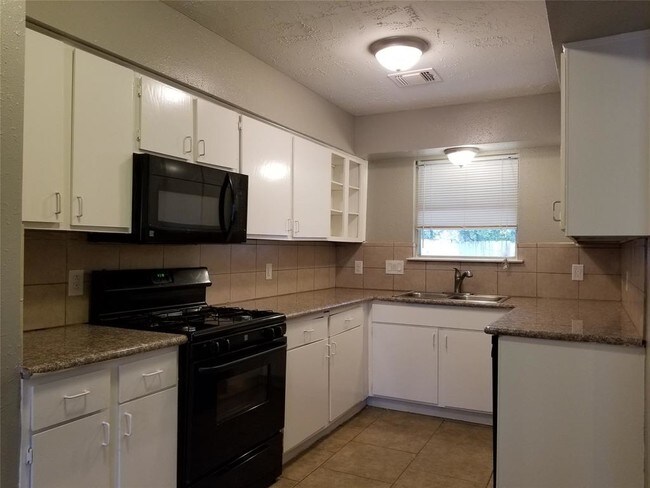Foto del edificio - 3438 Nutwood Ln